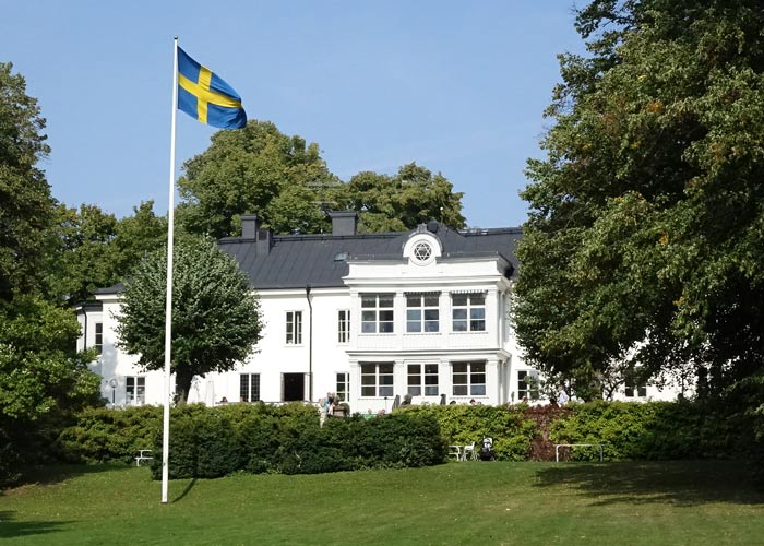 Huvudbyggnaden på Elfviks gård är numera döpt till Elfviks Herrgård.