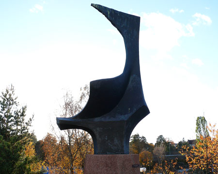 Eric Grate (1896-1983): Samothrake. Brons. Inköpt 1977 av Lidingö stad. Placerad utanför stadshusets entré. Se även denna länk: http://stockholmslansmuseum.se/besoksmal/samothrake/