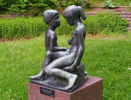 Ansgar Almquist (1889-1973): Samspråk vid badet. Gåva 1957. Sockeln gjord av Våneviksgranit. Finns i parken vid Torsvikssvängen.
