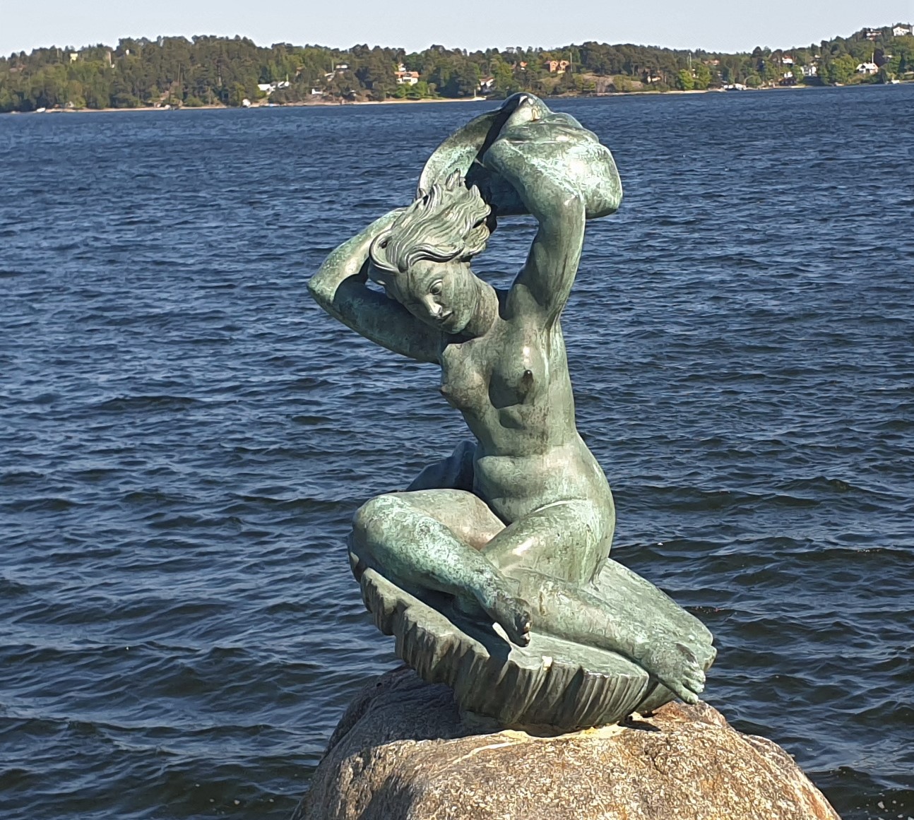 Carl Milles (1875-1955): Venus sittande på en snäcka. Tillkomstår 1917. Står vid Gåshaga brygga. Inköpt av staden 2017.