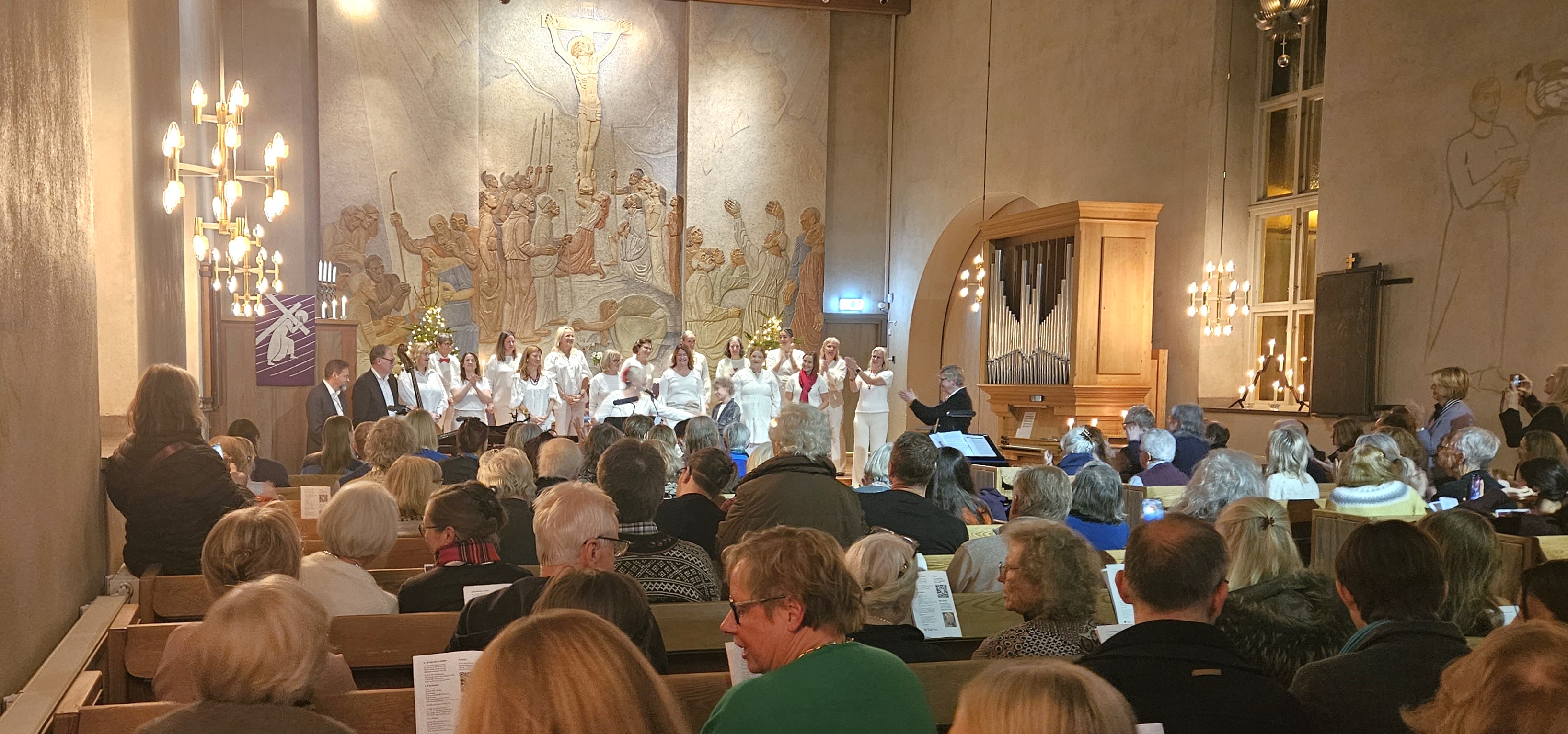 I en fullsatt Breviks kyrka gavs i fredags den 5 december "I Lucias ljus", med Lidingö Capella. Musik av Maria Hultén Birkeland och text av Ulla-Carin Nyquist. 7 december 2025