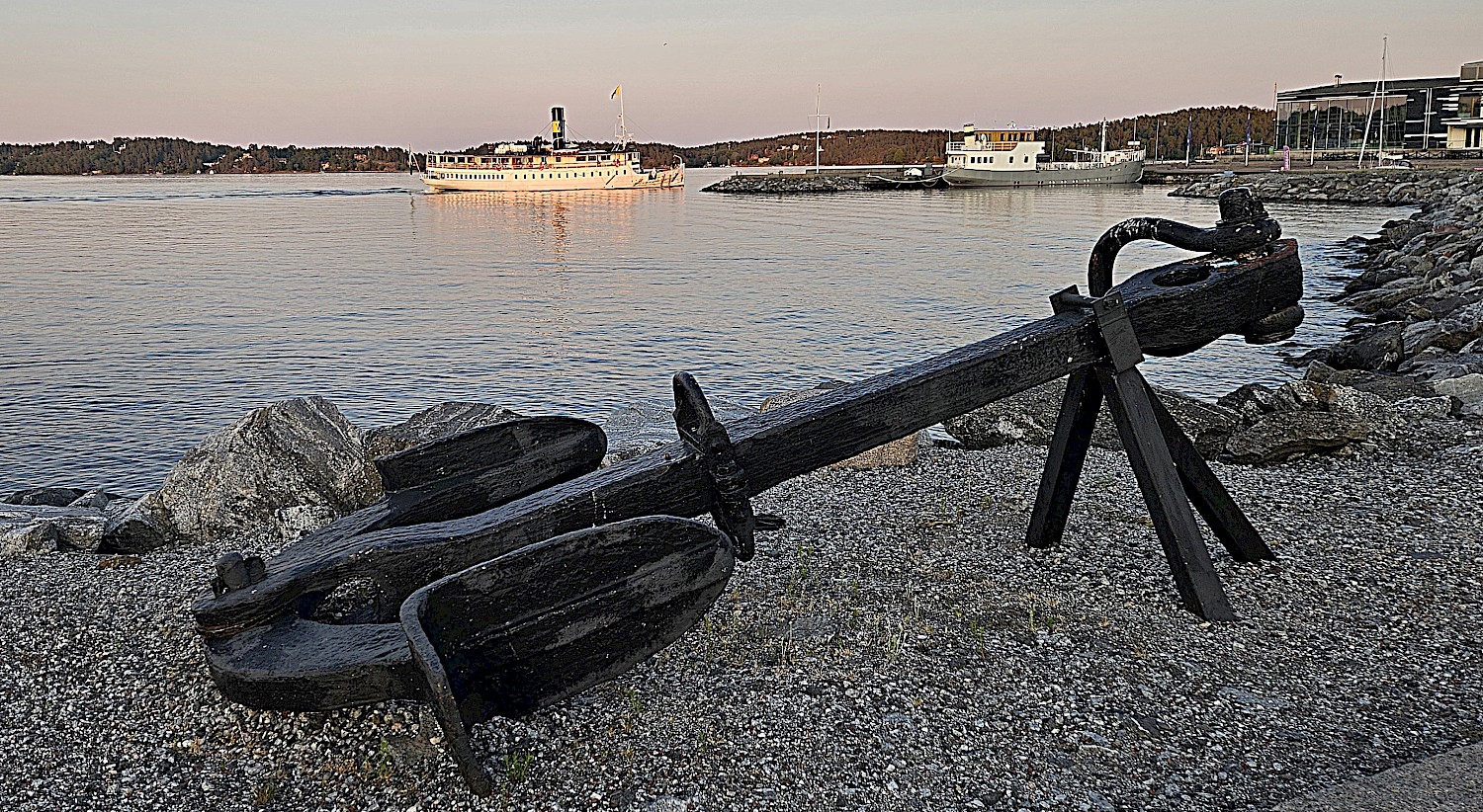 s/s Storskär anländer till Gåshaga brygga på sin kvällstur. m/s Soya ligger som vanligt vid sin plats.
