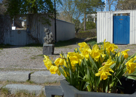 Vid torget finns denna skulptur av konstnären Sven Lundqvist (1918-2010) som hade sin ateljé i området.
