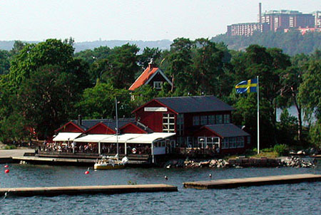 Stora Fjäderholmen, med Hantverksbyn i förgrunden. Där bakom syns Larsberg på Lidingö. Foto: Bengt Jansson