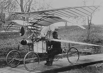 Det ångmaskinsdrivna testflygplanet "Flugan" på den cirkulära testbanan av trä på Nybergs privata tomt. Fotot från omkring 1904-1906. Fotograf okänd.