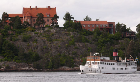 Högberga gård, med huvudbyggnaden till vänster, ligger på Lidingös sydöstra udde. Utsikten är magnifik. Inloppet till Stockholm går precis nedanför.