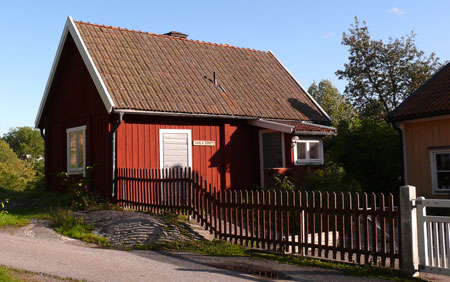 Hemmanet Grönsta är Lidingös äldsta boningshus och delar av det är således från mitten av 1650-talet.1829 blev Lilla Grönsta, det gula huset som skymtar på höger sida, prästgårdsbyggnad vid Grönsta. Nu används det huset av I Ur och Skur På Stubben-förskolan.