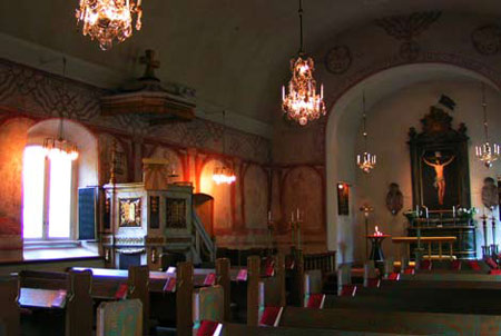 Interiör. Altartavlan skänktes till kyrkan av Johan Falkson, ägare till Hersby gård, i samband med ombyggnaden 1756.