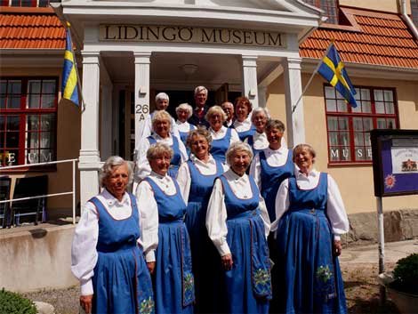 Museets värdar klädda i Lidingödräkten hälsar alla välkomna.