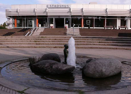 Lidingö stadshus, entrén från Stockholmsvägen. Framför står statyn "Fiskarflickan" av Ansgar Almqvist.