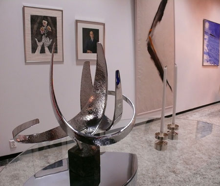 Raoul Wallenbergrummet. I vigselrummet finns bl.a. skulpturen "Fåglarna" av Heinz Decker och målningen "Under örnens skugga" av Jan Stenvinkel.
