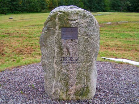 På Koltorps gärde, där det stora Lidingöloppet på 30 km startar, är denna minnessten rest i samband med att loppet fyllde 35 år 1999.