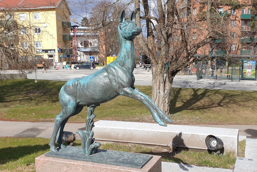 Carl Milles (1875-1955): Hind. Inköpt 2020. Står vid trappan på Bussgatan, vid Lidingö stadshus. Ingår i en skulpturgrupp bestående av tre fristående skulpturer i brons.