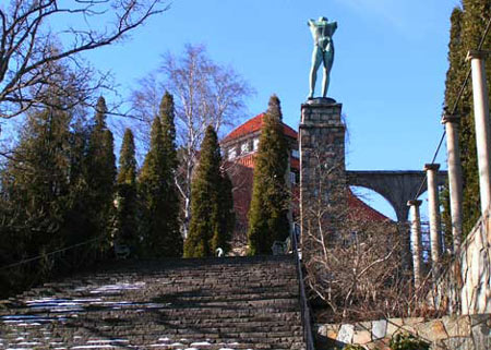 Himmelstrappan leder upp till den Mellersta terrassen och Konstnärshemmet.