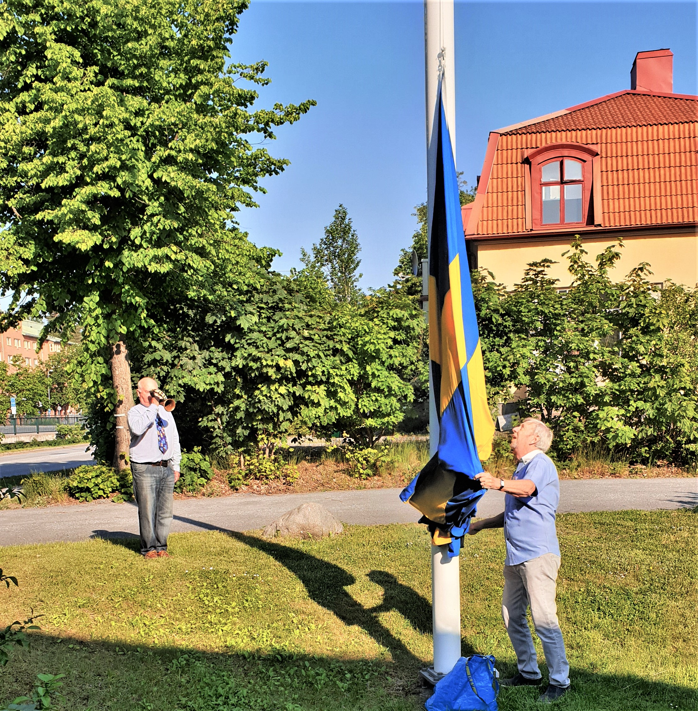 Flaggan hissas klockan 08.00 utanför Lidingö museum. Arkivbild från 2019