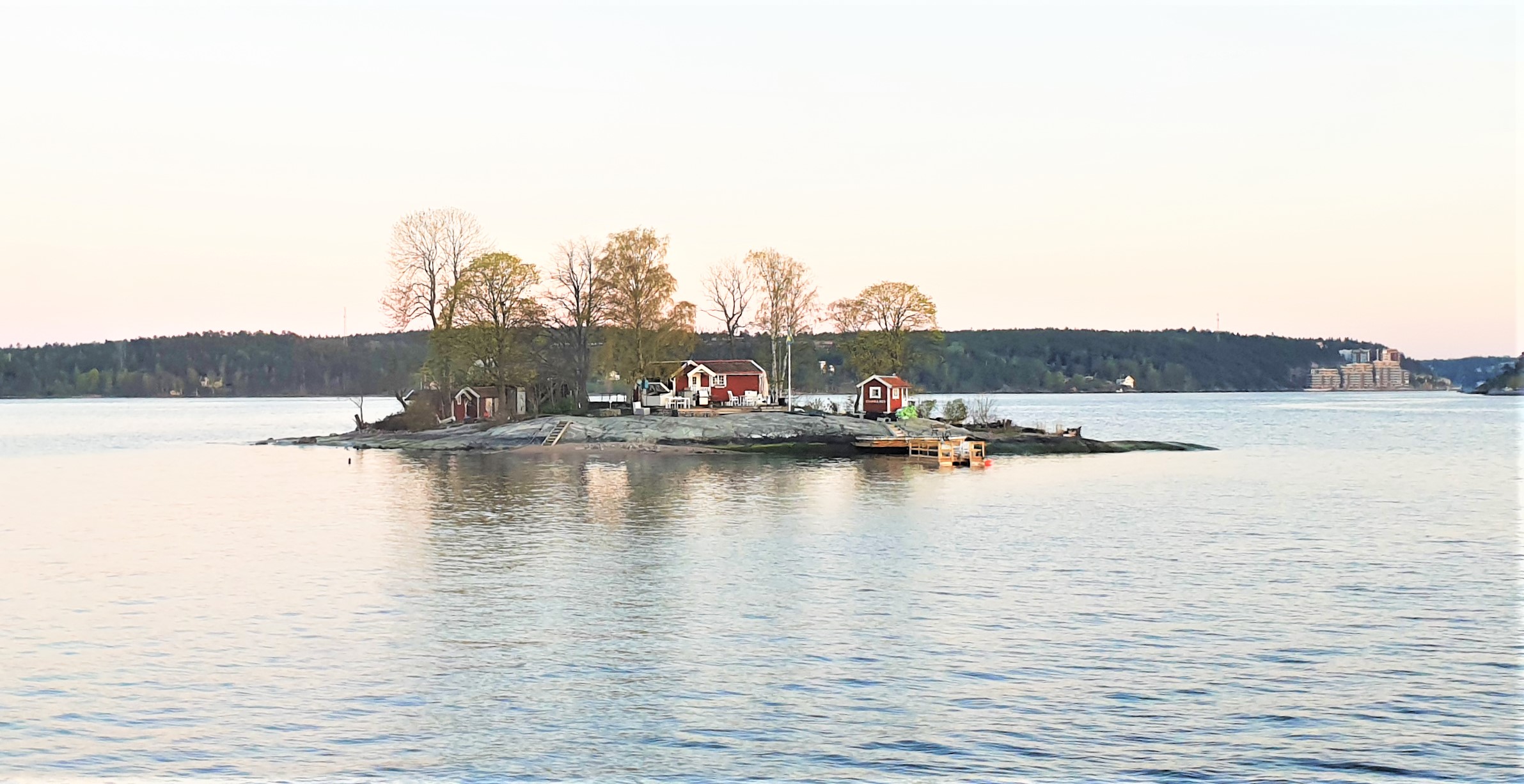Svanholmen ligger utanför Gåshaga. I bakgrunden syns bebyggelsen på Telegrafberget i Nacka.