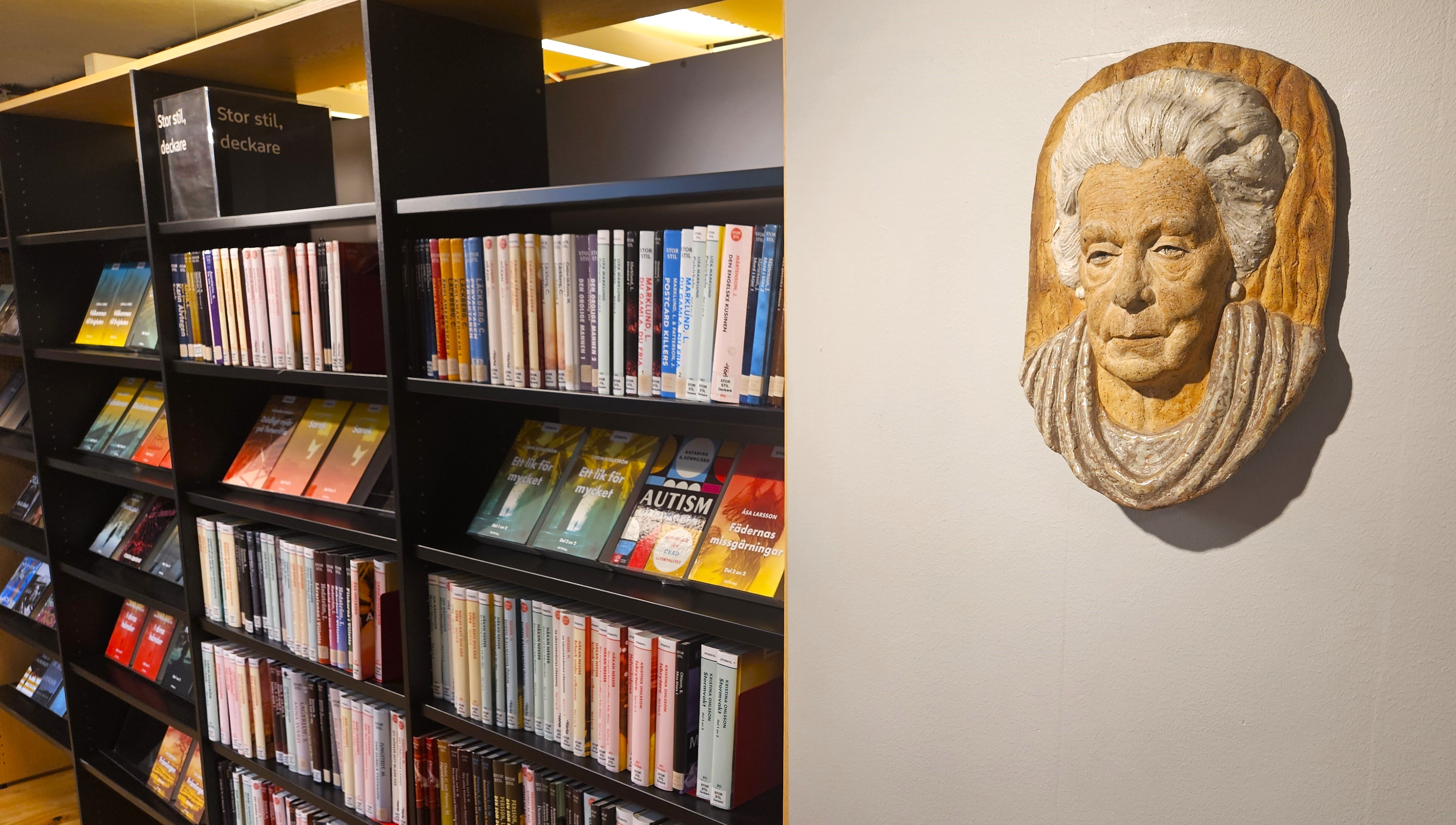 Selma Lagerlöf "bevakar" att allt går rätt till på Lidingös stadbibliotek. 8 maj 2025